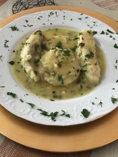Una foto de Rape y merluza en salsa de ajo y vino blanco