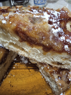 Una foto de Torta de banana, con canela y caramelo 🍬😋