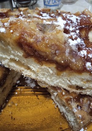 Una foto de Torta de banana, con canela y caramelo 🍬😋