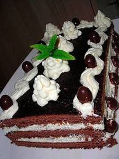 Una foto de Pastel de chocolate con crema de vainilla- fácil