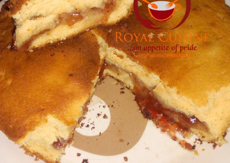 Vanilla cake wit strawberry jam filling