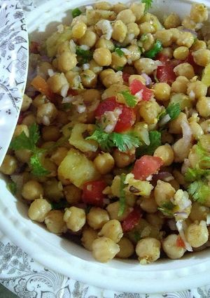A picture of White chana chaat ❤️.