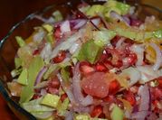 Una foto de ensalada de granada y naranja
