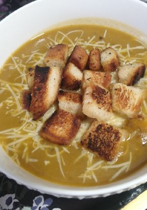 Una foto de Sopita de verduras y crocantitos de pan 🥰