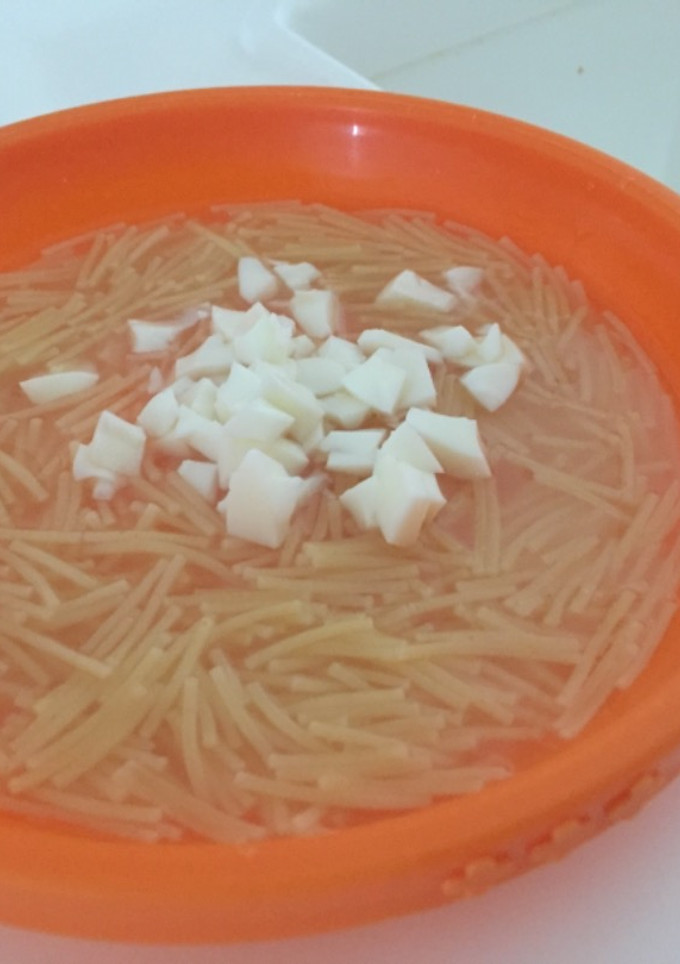 Una foto de Fideos con yema de huevo cocido - cena de bebé 9 meses