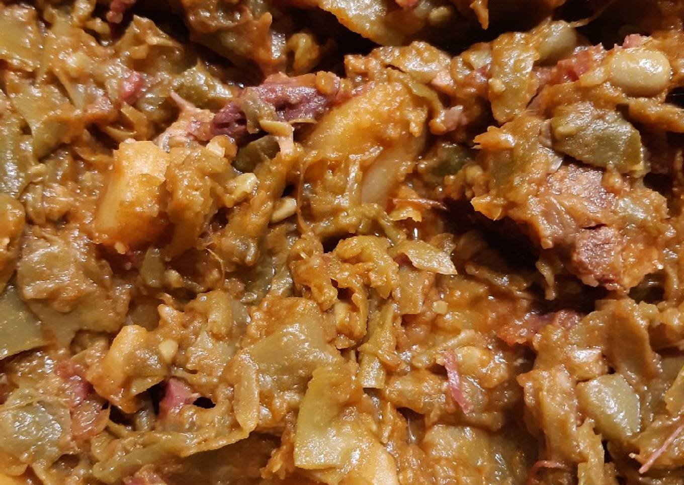 Fréjoles con patata y hueso de jamón