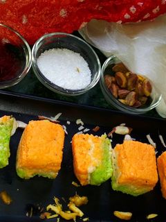 तिरंगा कलाकन्द बर्फी(tiranga kalakand barfi in hindi) रेसिपी मुख्य फोटो