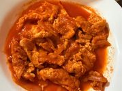 Una foto de huevo en salsa roja