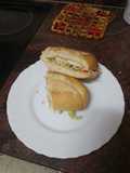 Bocadillo de pechuga a la plancha, ensalada y salsa rosa