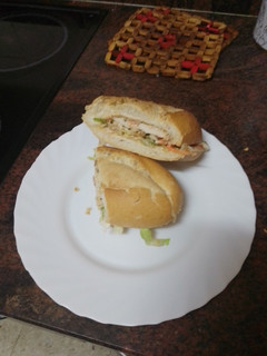 Foto principal de Bocadillo de pechuga a la plancha, ensalada y salsa rosa