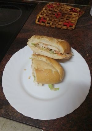 Foto principal de Bocadillo de pechuga a la plancha, ensalada y salsa rosa
