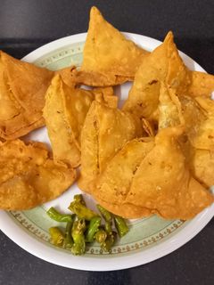 કાચા કેળા ના સમોસા (Kacha Kela Samosa Recipe In Gujarati) રેસીપી મુખ્ય ફોટો