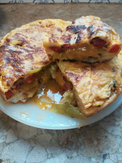 Una foto de Tortilla de ajos tiernos y pimiento rojo