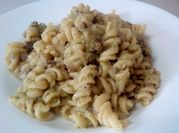 Una foto de fusilli con champiñones