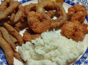 Una foto de Rabas, cornalitos y langostinos rebozados con harina integral