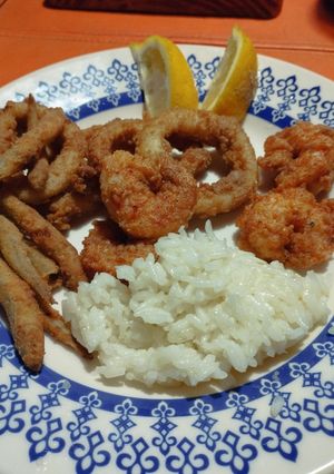 Una foto de Rabas, cornalitos y langostinos rebozados con harina integral