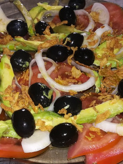 Una foto de Ensalada de tomate y aguacate