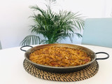 Paella de oreja de cerdo con puerro y ajos tiernos