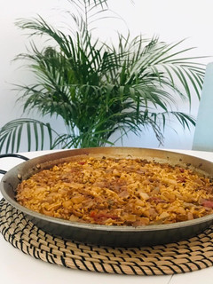 Una foto de Paella de oreja de cerdo con puerro y ajos tiernos