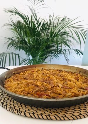 Una foto de Paella de oreja de cerdo con puerro y ajos tiernos