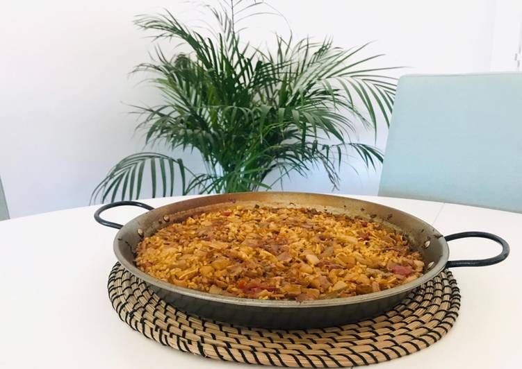 Paella de oreja de cerdo con puerro y ajos tiernos