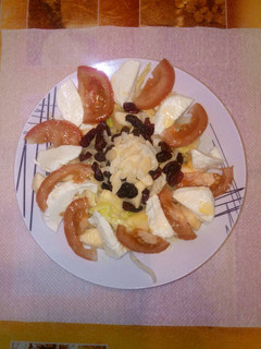 Una foto de Ensalada de mozzarella y salsa de miel