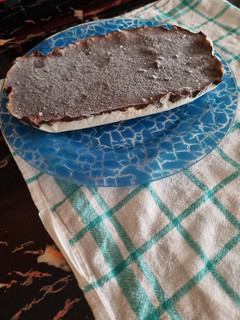 Una foto de Helado de yogurt griego con coco y chocolate
