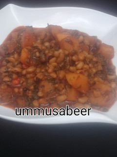 A picture of Beans and potatoes porridge.