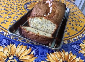 Une photo de Gâteau au yaourt, épeautre, citron et pavot bleu