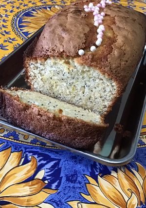 Une photo de Gâteau au yaourt, épeautre, citron et pavot bleu