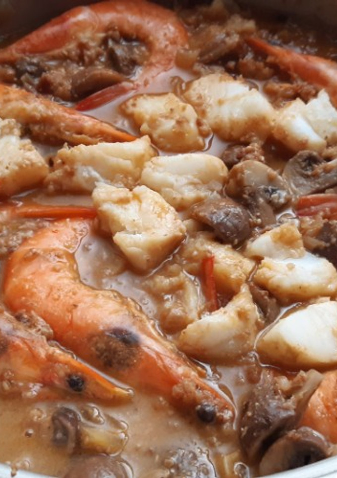 Una foto de Guiso de bacalao y langostinos
