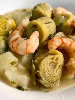 Una foto de Patatas con alcachofas y gambones