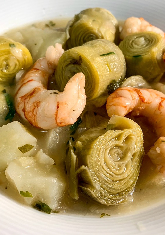 Una foto de Patatas con alcachofas y gambones