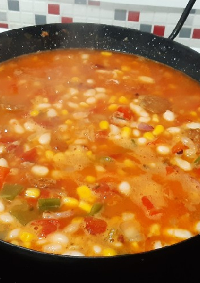 Una foto de Alubias blancas con chorizo picante y tiras de bacon