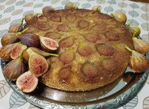 Una foto de Torta invertida de Higos (súper esponjosa)