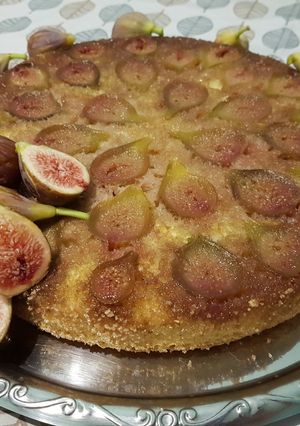 Una foto de Torta invertida de Higos (súper esponjosa)
