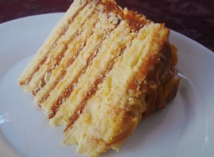 Una foto de Torta de hoja, manjar y crema pastelera (pre-lista) 😉