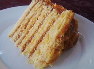 Una foto de Torta de hoja, manjar y crema pastelera (pre-lista) 😉