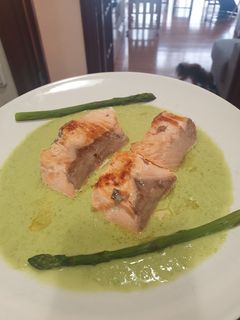 Una foto de Salmón en salsa dulce de espárragos trigueros