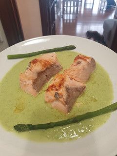Una foto de Salmón en salsa dulce de espárragos trigueros