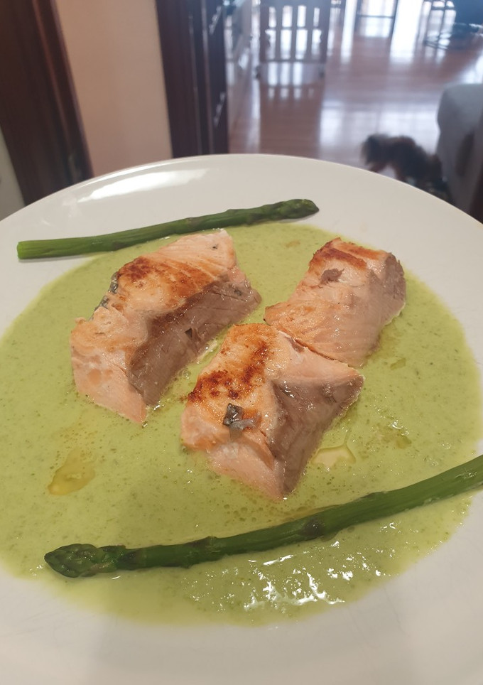 Una foto de Salmón en salsa dulce de espárragos trigueros