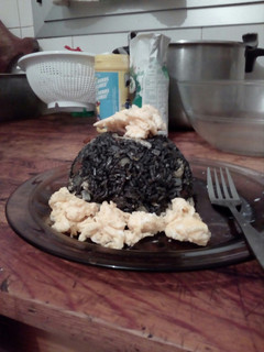 Una foto de Arroz negro con tortilla y champiñones