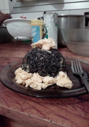 Una foto de Arroz negro con tortilla y champiñones