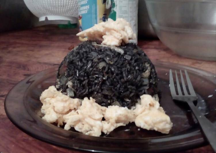 Arroz negro con tortilla y champiñones
