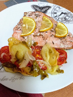 Una foto de Salmón al horno con verduras