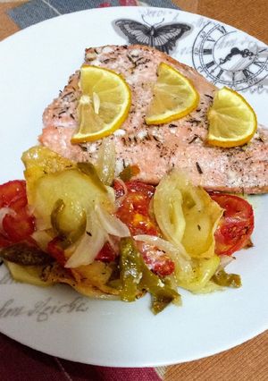 Una foto de Salmón al horno con verduras