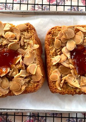 รูปของ ขนมปังคุณ Kitty Tait (Sliced Almond with Apricot Jam and Almond Butter)🧈🍞🌰