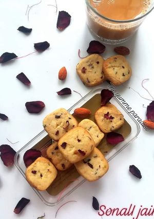 ओट्स रोज़ एंड रोस्टेड बादाम कुकीज़ (Oats Rose And Roasted Almond Cookies Recipe In Hindi) रेसिपी मुख्य फोटो