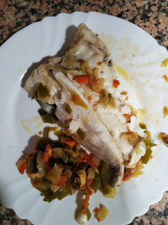 Una foto de Dorada con mejillones y verduras al horno