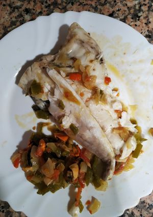 Una foto de Dorada con mejillones y verduras al horno